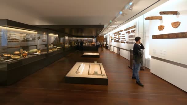 西班牙马拉加 2019年7月 在Palacio Aduana 马拉加博物馆欣赏考古作品的游客 — 图库视频影像