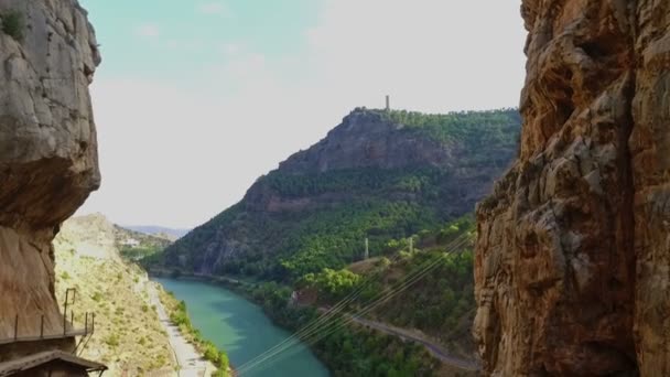 Gente Cruzando Puente Colgante Royal Trail Caminito Del Rey Barranco — Vídeo de stock