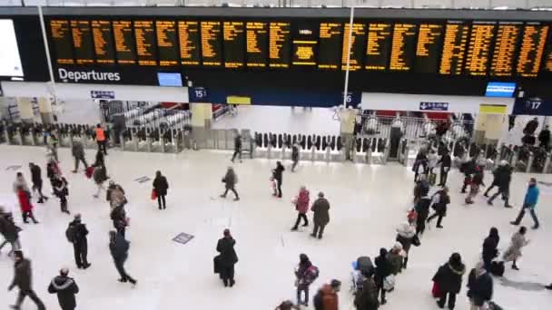 滑铁卢火车站通勤者的时间差 — 图库视频影像