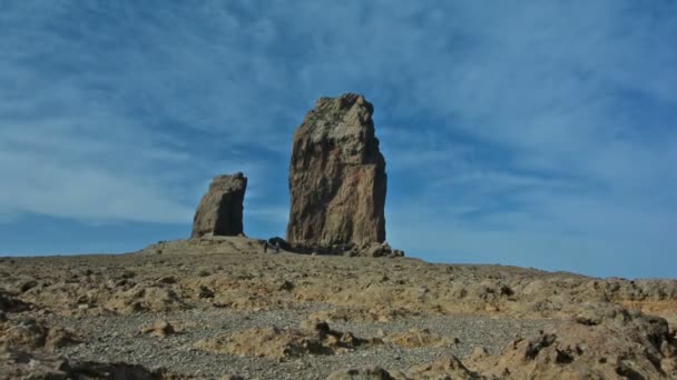 Roque Nublo Mountain Canary Islands Blue Sky Cinematic Camera Movement — Stockvideo