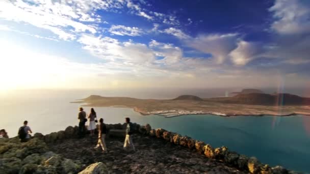 Mirador del Rio. Lanzarote. Kanarieöarna. Spanien. Turister på Lanzarotes utsiktsplats under solnedgången. — Stockvideo