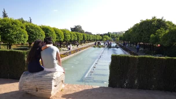 Córdoba Espanha Por Volta Junho 2018 Casal Romântico Apreciando Jardins — Vídeo de Stock