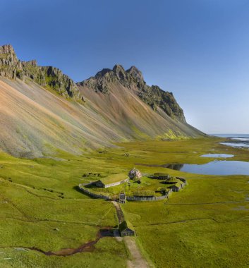 Stokksnes 'de Viking köyü olan İzlanda hava manzarası. Güneşli bir günde Vestrahorn Dağı Panoraması. 
