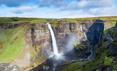 İzlanda 'daki Haifoss şelalesinin manzarası. Doğa ve macera kavramı.