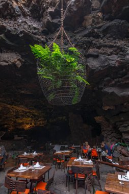 Lanzarote, İspanya. Şubat 2019 civarı. Jameos del Agua 'nın girişindeki restoran, Kanarya Adaları' ndaki Lanzarote 'nin en önemli manzaralı yerlerinden biri olan göllü bir mağara.