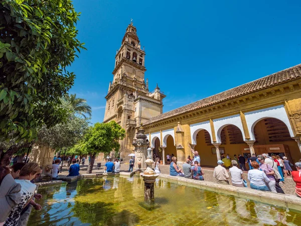 Cordoba Spanyolország 2018 Május Körül Turisták Látogató Patio Los Naranjos — Stock Fotó