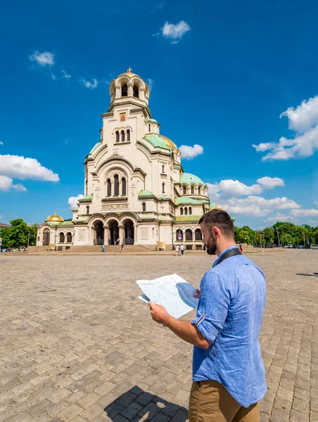 Jonge Kaukasische Man Met Een Kaart Die Alexander Nevsky Kathedraal — Stockfoto