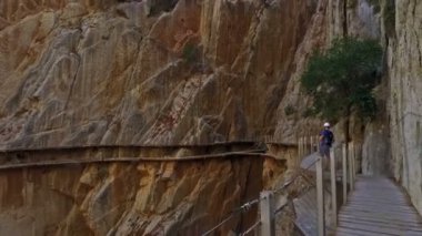 Malaga, İspanya. Eylül 2016 civarı. İspanya 'nın Malaga bölgesindeki Gorge Chorro' da Royal Trail 'de (El Caminito del Rey) fotoğraf çeken adam