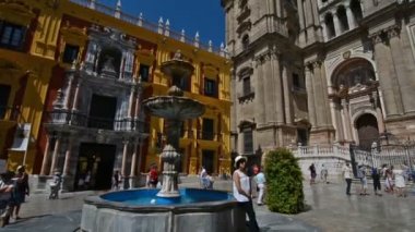 Malaga, İspanya. Ekim 2017. Güneşli bir günde katedrali ziyaret eden turist.