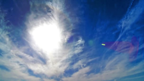 Flugzeug Landet Bei Blauem Himmel Und Wolken — Stockvideo