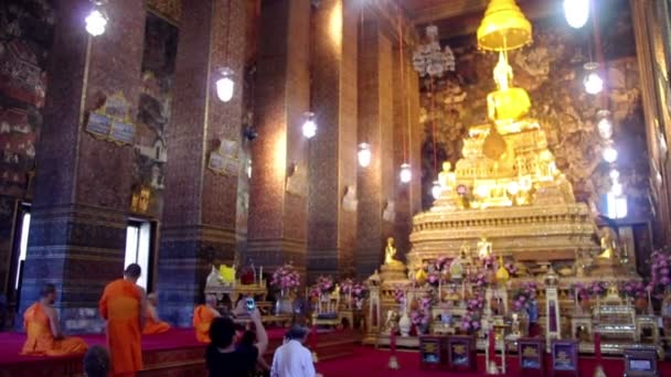 Bangkok, Thailand. April 2015. Monks praying to the golden Buddha. — Stockvideo