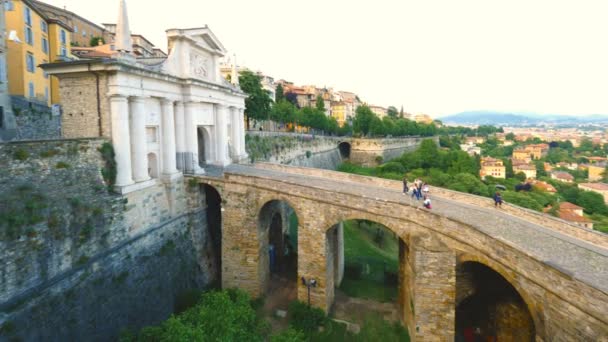 Vista Bergamo Itália Muralhas Venezianas Portão San Giacomo Noite — Vídeo de Stock