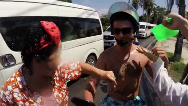 Phuket, Таїланд. Квітень 2015. Туристи й місцеві святкують водні бої в Сонкрані. — стокове відео