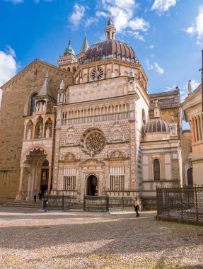 Güneşli bir günde İtalya 'nın Bergamo kentindeki Citta Alta' da Santa Maria Maggiore Bazilikası ve Cappella Colleoni 'nin cephesi