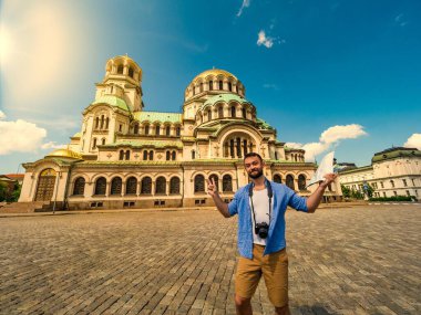 Bulgaristan 'ın Sofya kentindeki Alexander Nevsky katedralindeki genç beyaz adam. Solo gezgin kavramı.