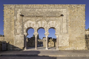 İspanya 'nın Cordoba kentindeki Medina Azahara harabelerindeki Arap kemerinin ayrıntıları..