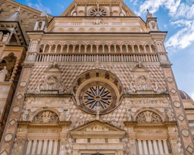 Güneşli bir günde İtalya 'nın Bergamo kentindeki Citta Alta' da Santa Maria Maggiore Bazilikası ve Cappella Colleoni 'nin cephesi