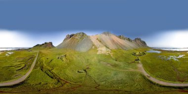 Stokksnes 'de Viking köyü olan 360 derece İzlanda havası. Eşkenar dikdörtgen projeksiyon çevre haritası. Güneşli bir günde Vestrahorn Dağı 'nın küresel manzarası. 