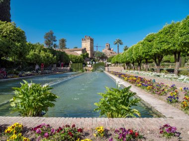 Cordoba, İspanya. Aralık 2018. Turistler Alcazares de los Reyes bahçelerini ziyaret ediyorlar.