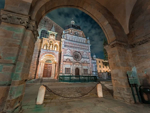 意大利Bergamo Citta Alta的Santa Maria Maggiore和Cappella Colleoni大教堂门面 — 图库照片
