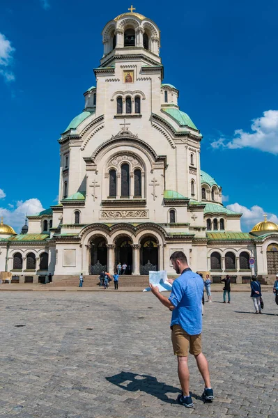 Jonge Kaukasische Man Met Een Kaart Die Alexander Nevsky Kathedraal — Stockfoto