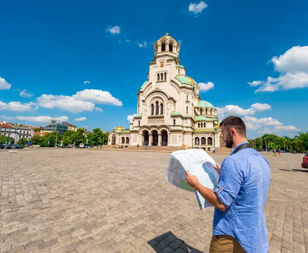 Joven Hombre Caucásico Con Mapa Visitando Catedral Alexander Nevsky Sofía — Foto de Stock