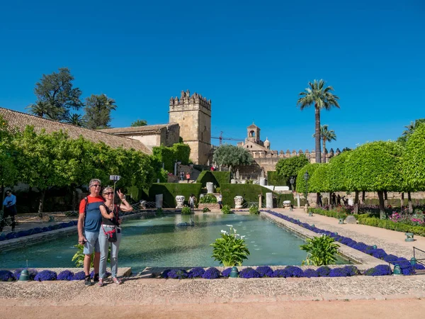 Cordoba, İspanya. Aralık 2018. Turistler Alcazares de los Reyes bahçelerini ziyaret ediyorlar.