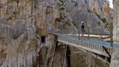 Malaga, İspanya. Eylül 2016 civarı. İspanya 'nın Malaga bölgesindeki Gorge Chorro' da bulunan Royal Trail 'deki (El Caminito del Rey) asma köprüden geçen insanlar
