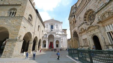 Bergamo, İtalya, Mayıs 2018. Pizza Doumo.Santa Maria Maggiore Bazilikası, Cappella Colleoni ve Citta Alta Katedrali güneşli bir günde