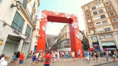 Malaga, İspanya. Ağustos 2018. Gençler şehrin merkezindeki Feria 'nın kapısında fotoğraf çekiyorlar..
