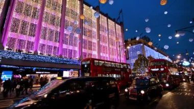 Londra, Birleşik Krallık. Kasım 2016 dolayları. Oxford Caddesi 'nde Noel ışıkları olan insanlar ve trafik