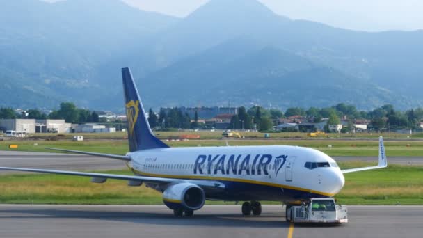 Bergamo Italia Sekitar Mei 2018 Sebuah Pesawat Ryanair Meluncur Bandara — Stok Video