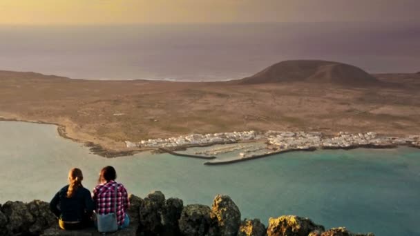 Mirador del Río. Lanzarote. Islas Canarias. España. Turistas en Lanzarote mirador al atardecer . — Vídeo de stock
