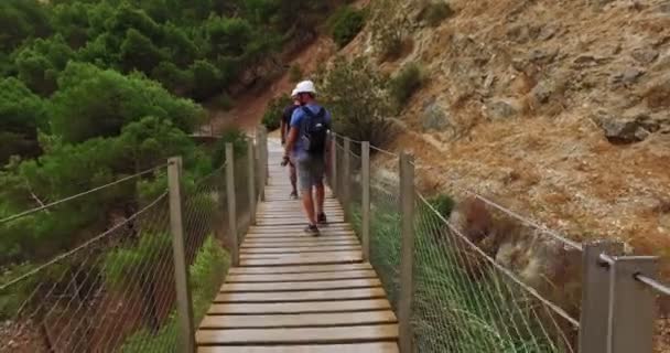 Люди Які Подорожують Королівською Стежкою Caminito Del Rey Ущелині Чорро — стокове відео