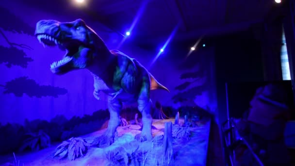 Dzieci oglądające animatronikę tyranozaura w Muzeum Historii Naturalnej — Wideo stockowe