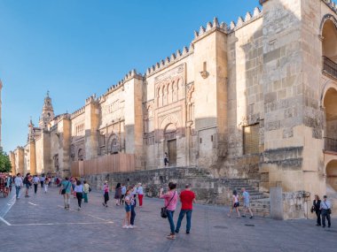 Cordoba, İspanya. Mayıs 2018. Güneşli bir günde İspanya 'nın Cordoba kentinin Mezquita (Cami-Katedrali) fotoğraflarını çeken turistler.