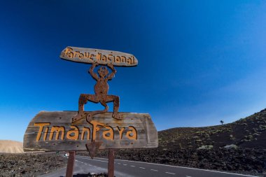 Lanzarote, İspanya. Şubat 2019 civarı. Timanfaya yanardağlarının girişindeki işaret, Lanzarote, Kanarya Adaları 'ndaki park yeri.