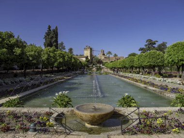 Cordoba, İspanya. Aralık 2018. Turistler Alcazares de los Reyes bahçelerini ziyaret ediyorlar.