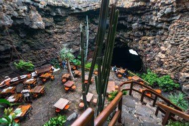 Lanzarote, İspanya. Şubat 2019 civarı. Jameos del Agua 'nın girişindeki restoran, Kanarya Adaları' ndaki Lanzarote 'nin en önemli manzaralı yerlerinden biri olan göllü bir mağara.