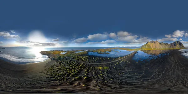 Stokksnes 'deki siyah kumlu plajın 360 derece İzlanda havası. Eşkenar dikdörtgen projeksiyon çevre haritası. Güneşli bir günde Vestrahorn Dağı 'nın küresel manzarası. 