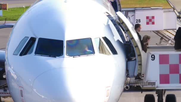 Бергамо Италия Около Мая 2018 Года Пассажиры Высадки Бюджетного Самолета — стоковое видео