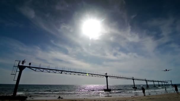 Lanzarote, Španělsko. V prosinci2015. Lidé sledují letadlo přistávající u pobřeží s modrou oblohou a mraky — Stock video