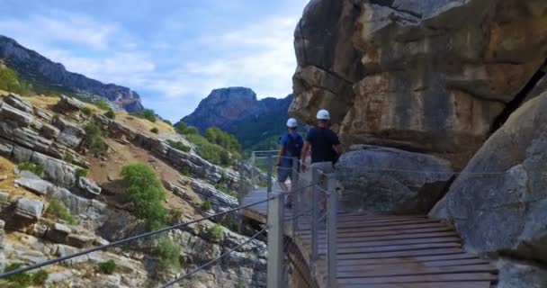 スペインのマラガ Circa 2016年9月ガイタネスの峡谷をハイキングする2人の男性とマラガの Caminito Del Rey スペイン — ストック動画