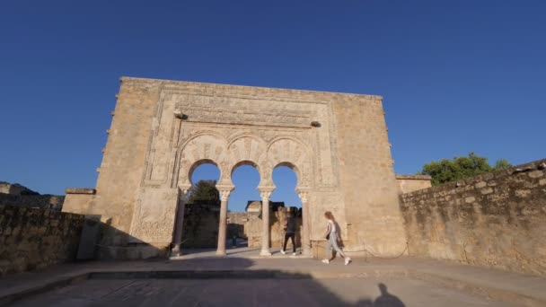Кордова Испания Около Июля 2018 Года Туристы Посещают Руины Медины — стоковое видео