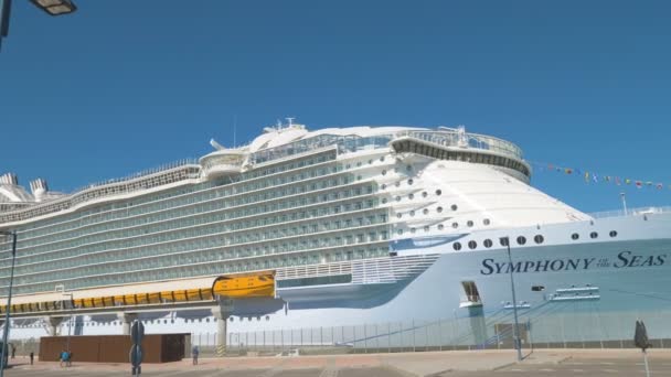 Malaga Spanien Circa Februari 2019 Människor Besöker Ett Stort Kryssningsfartyg — Stockvideo