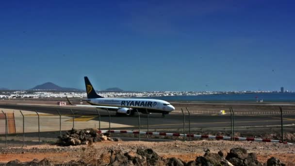Lanzarote, Spanien. Dezember 2015. ryanair Airlines Flugzeug bereitet sich auf den Start vor. — Stockvideo