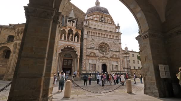 Bergamo Italië Circa Juni 2018 Toeristen Adn Gevel Van Basiliek — Stockvideo