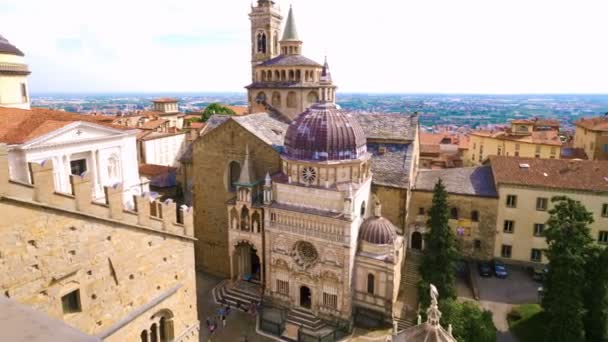 サンタ マリア マッジョーレ大聖堂とカペッラ コロニの空中展望晴れた日にイタリア ベルガモのシッタ アルタ — ストック動画