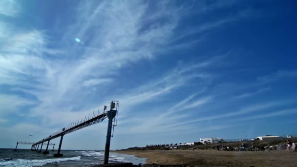 Poblíž Pobřeží Přistává Letadlo Modrou Oblohou Mraky — Stock video