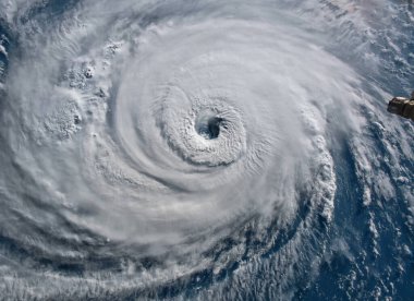 Uydu görüntüsü. Floransa Kasırgası Atlantik üzerinde ABD kıyılarına yakın. Bu görüntünün elementleri NASA tarafından desteklenmektedir.